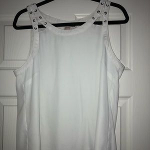 White top with crossing on shoulders of shirt